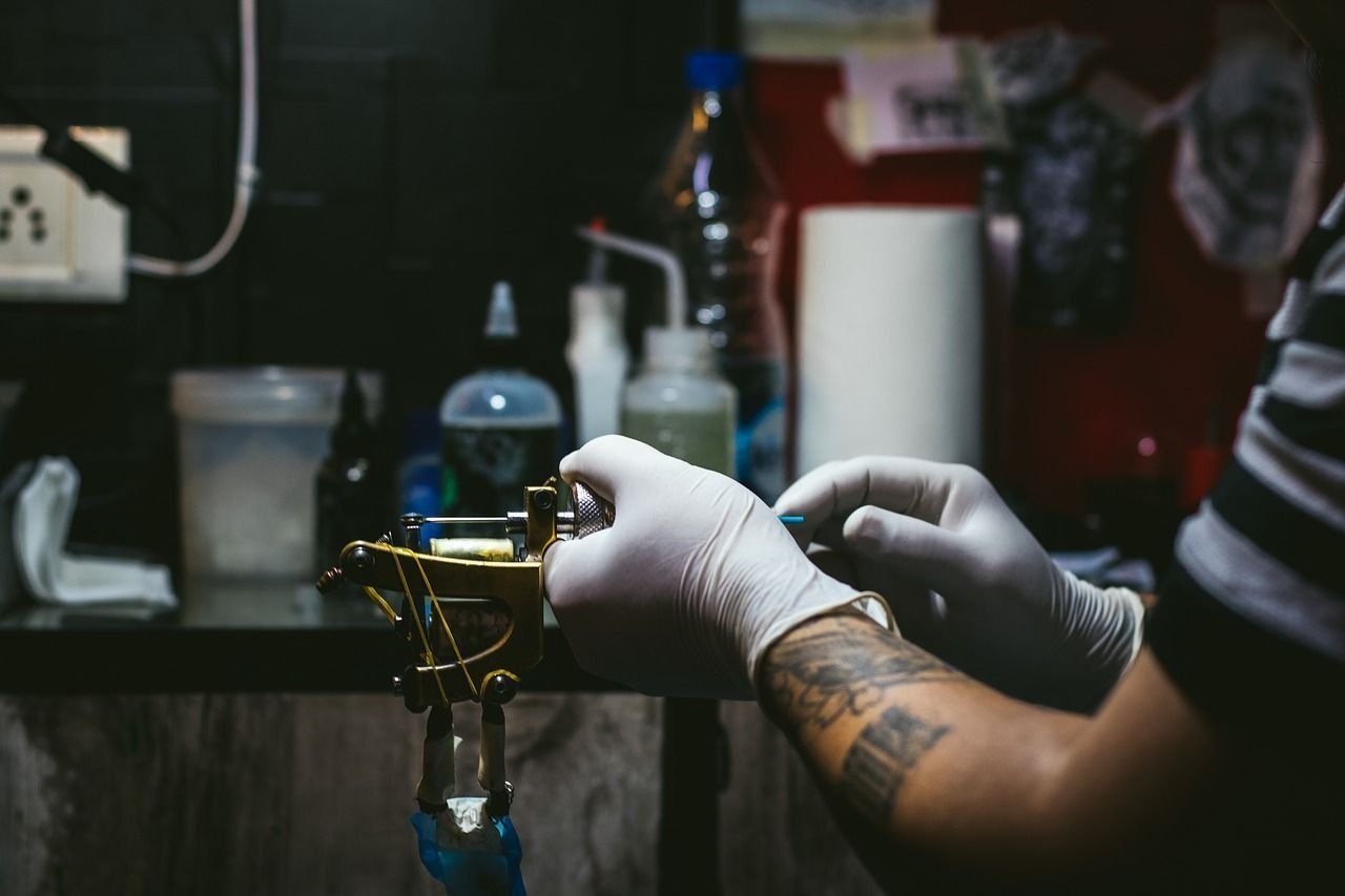 Rangering av de beste tatoveringskunstnerne i Cheboksary (salonger og studioer) i 2020