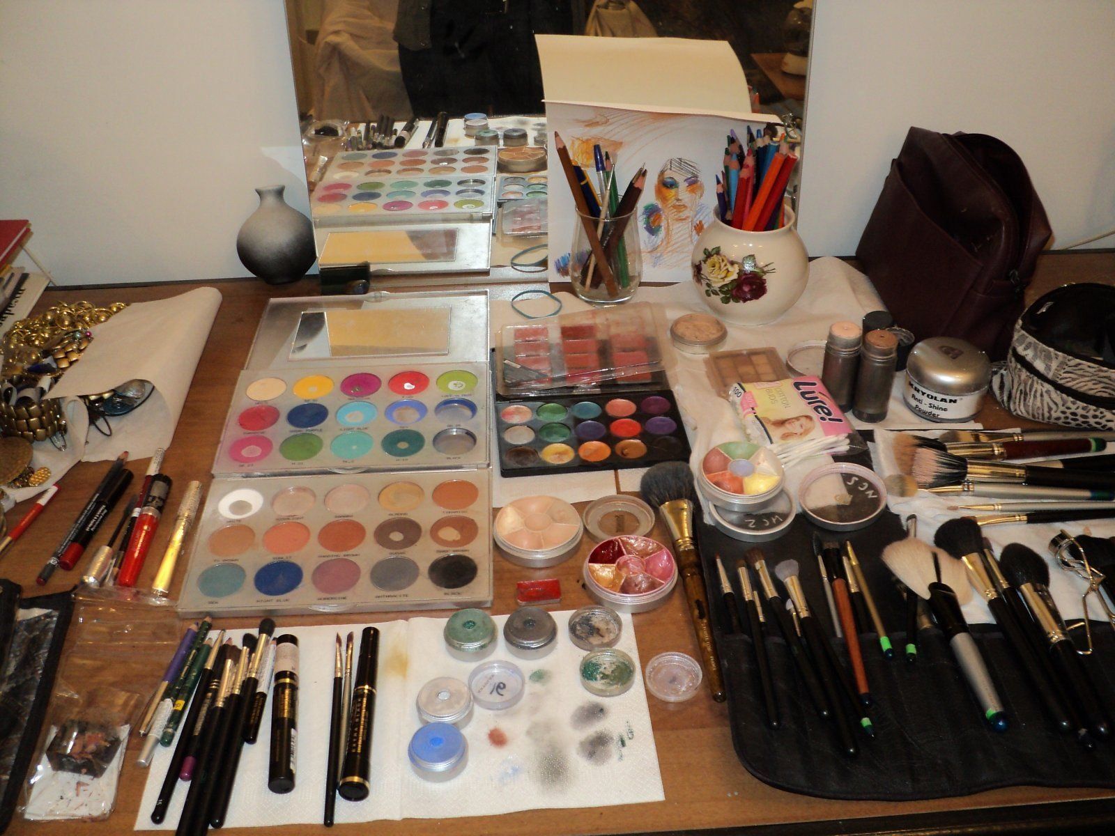 Få en profesjonell makeupartist: Gjennomgang av makeupskoler i Chelyabinsk i 2020