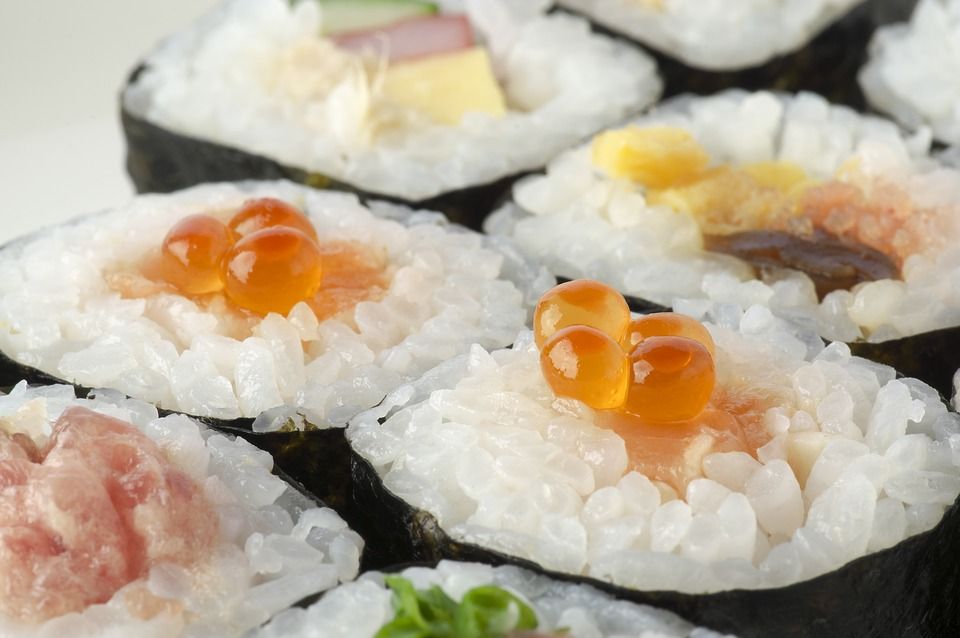 Rangering av de beste leveransene av sushi og rundstykker i Omsk i 2020