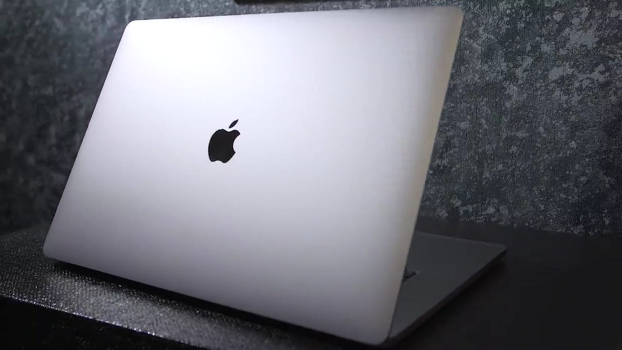 Katsaus Apple 16 tuuman MacBook Proon uudella näppäimistöllä