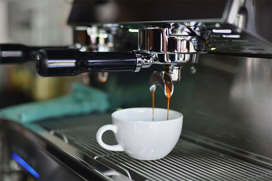 Rangering av de beste kaffetrakterne og kaffemaskinene for kontoret i 2020
